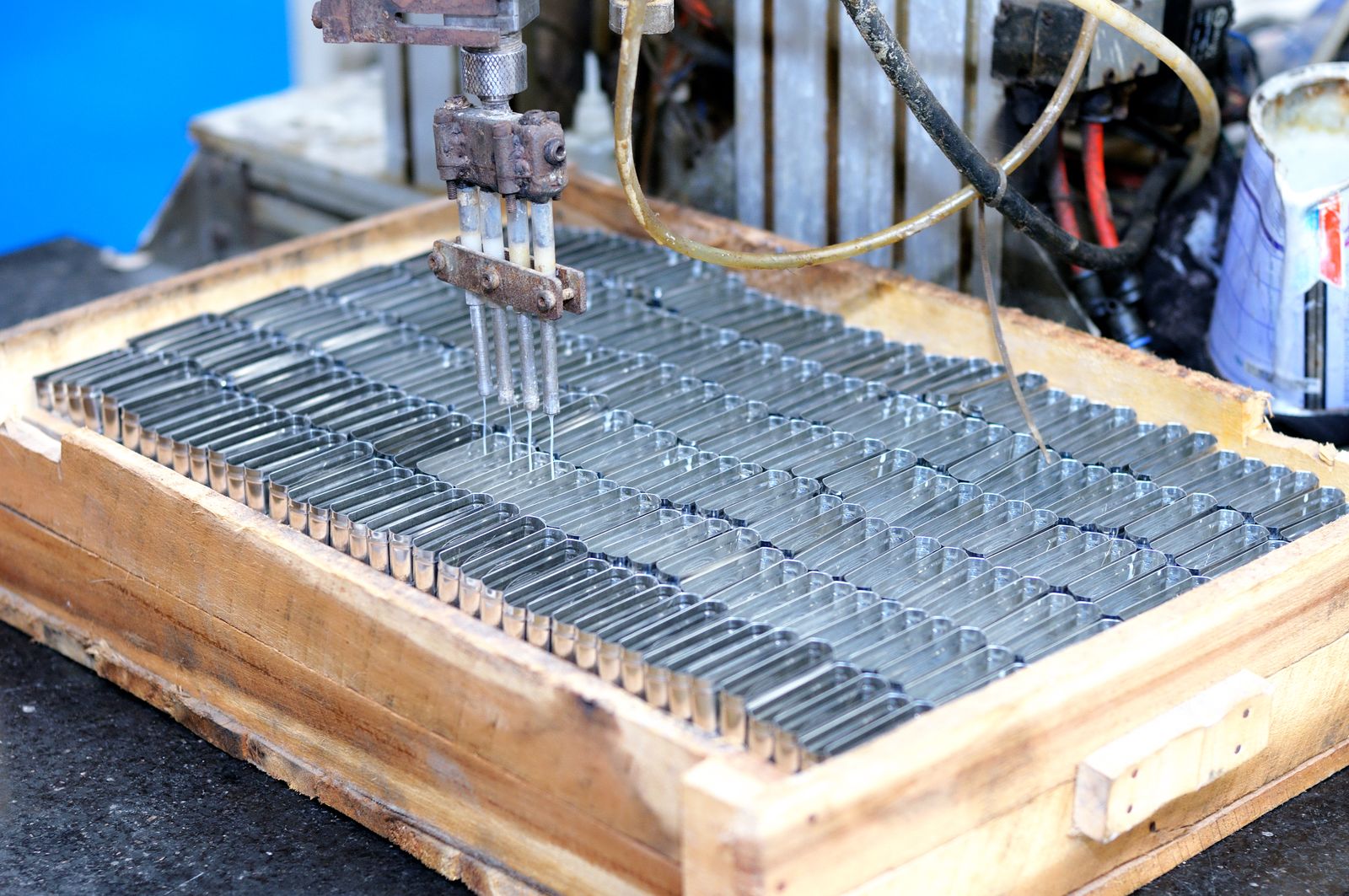 金属部品を加工する工作機械